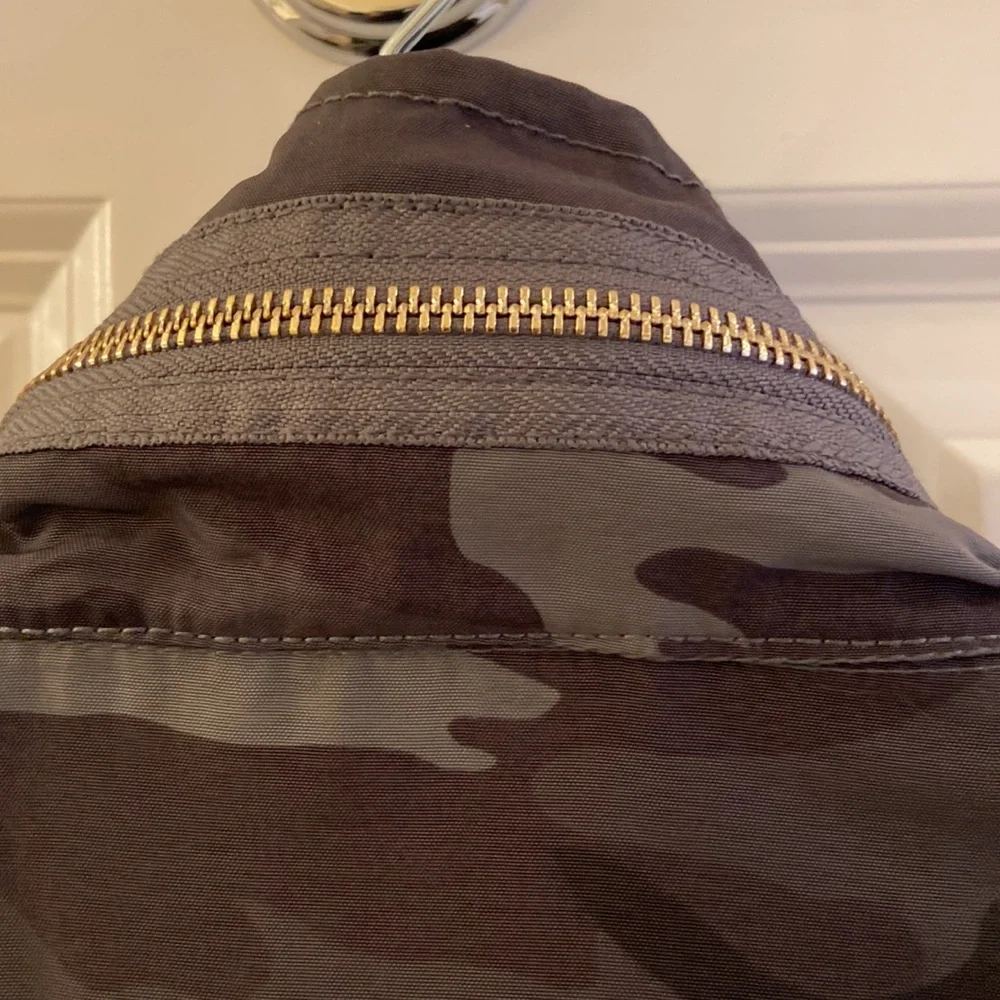 Tart Collections Cory Camouflage Rain jacket. Size XS. Like new. - Picture 9 of 12